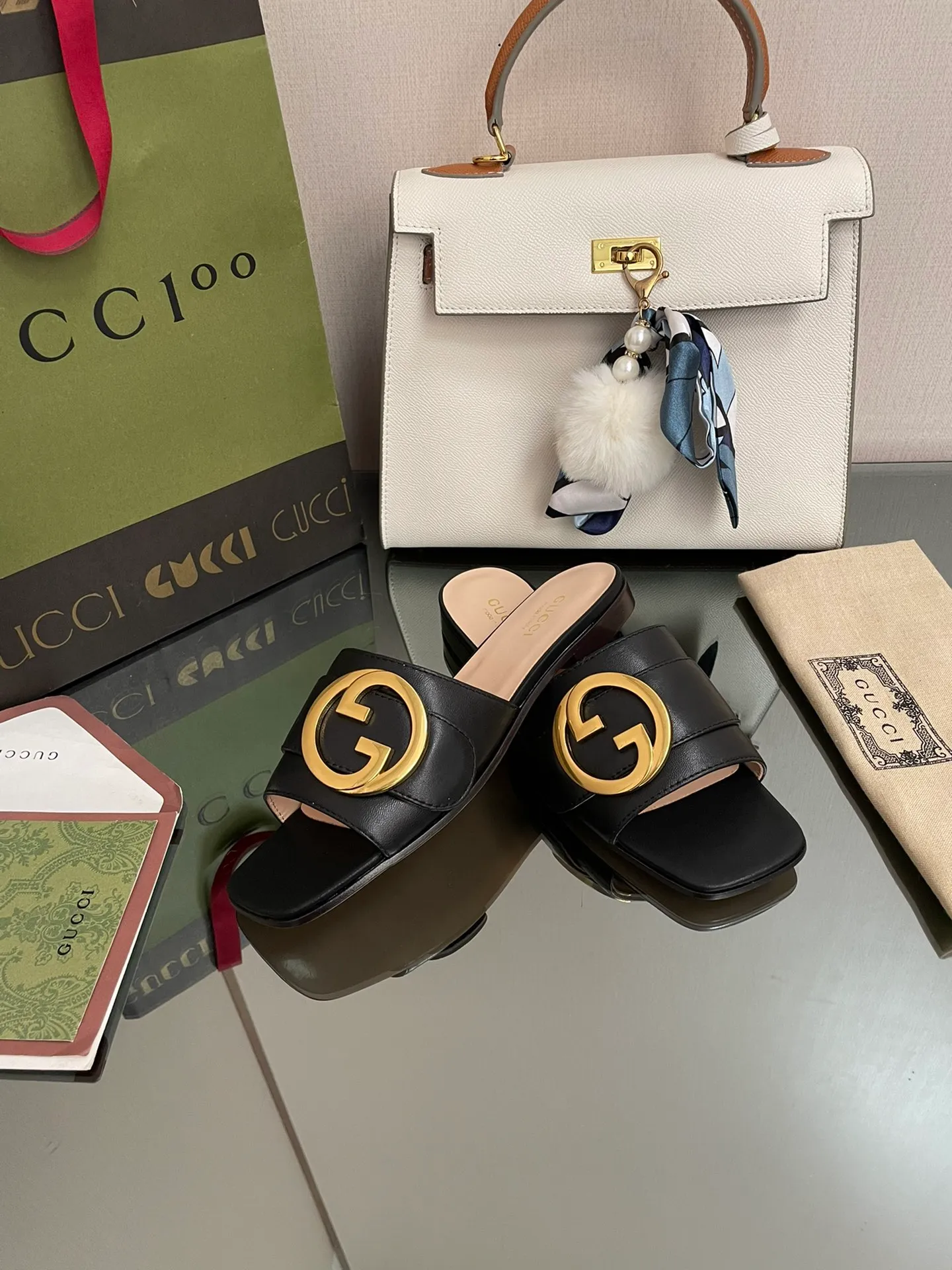 👟👟Ex-factory price👟👟Ex-factory price👟👟Ex-factory price 440👟👟 GuCCl high-end boutique 2024 round interlocking double GG new sandals, original and original quality! Every detail has been carefully crafted and can be compared with ZG, no second quality!  Fabric: Original customized waxed leather Hardware: Dongguan Dachang mold-opening hardware round interlocking double G buckle Lining/foot pads: High-end custom sheepskin lining Heel height: 1.0CM Outsole: Italian genuine leather sole Size: 35-41 (40 41 customized, non-returnable) Original high-end packaging!  The GucCi Blondie series made its debut in Los Angeles during the "Gucci March of Love" series of fashion shows, showing its outstanding charm on the star-studded Hollywood Walk of Fame. The new series echoes the style shown in the recent series, blending retro aesthetics and modern fashion to integrate different eras! The monogram pattern of the brand founder comes from the archive design of the 1970s, vividly interpreting this mid-heeled shoe💋👏 ●Circular interlocking Double G details. Flat heel ●1.0 cm heel height ●Italian creation Green full set of high-end original packaging